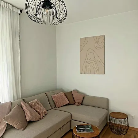 Golden Rose Metro & Park Appartement *