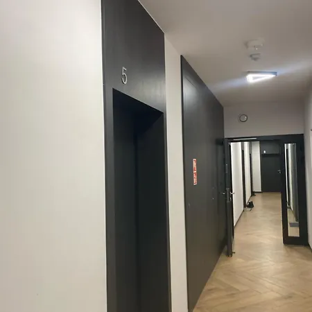 Golden Rose Metro & Park Apartman *